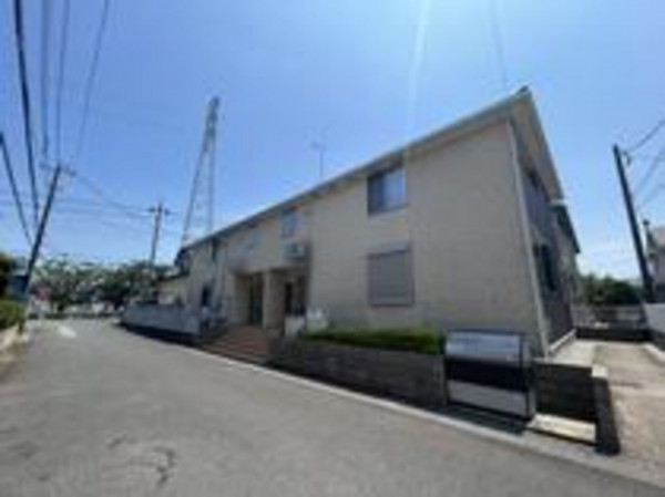吉川市平沼、収益物件/アパートの前面道路を含む現地写真画像です