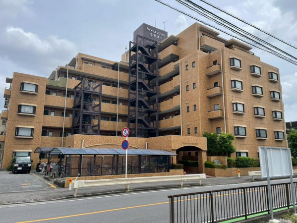 三郷市早稲田、マンションの外観画像です