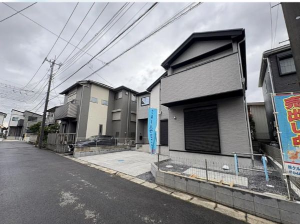 三郷市後谷、新築一戸建ての前面道路を含む現地写真画像です