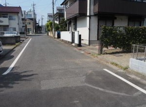 前橋市下小出町、土地の前面道路を含む現地写真画像です