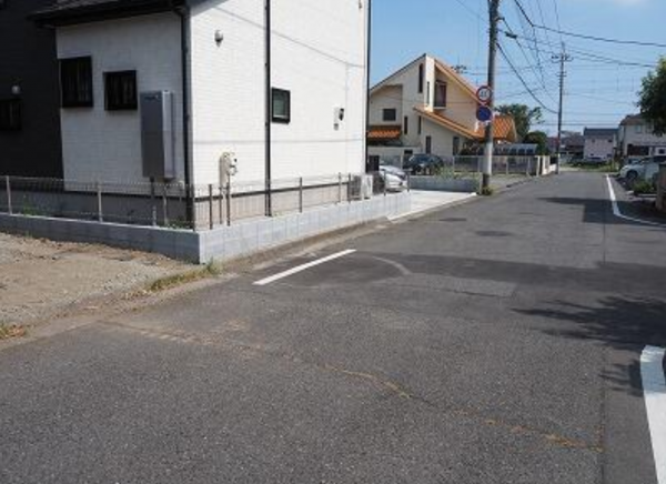 前橋市下小出町、土地の前面道路を含む現地写真画像です
