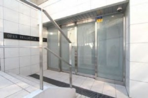 目黒区青葉台、マンションのエントランス画像です