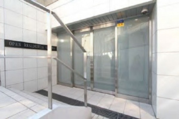 目黒区青葉台、マンションのエントランス画像です