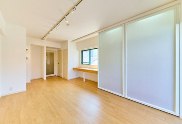 渋谷区円山町、マンションの居間画像です