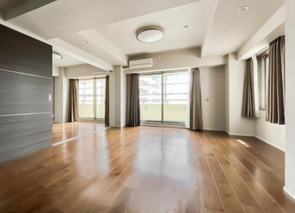 目黒区青葉台、マンションの居間画像です