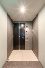 目黒区青葉台、マンションの玄関画像です