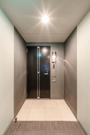 目黒区青葉台、マンションの玄関画像です