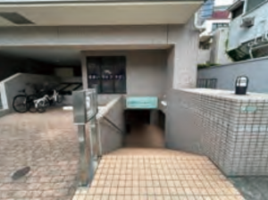 世田谷区、収益物件/住宅付店舗のエントランス画像です