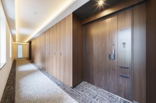 渋谷区渋谷、マンションの玄関画像です