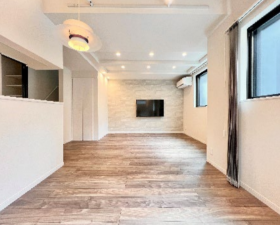 世田谷区、中古一戸建ての居間画像です