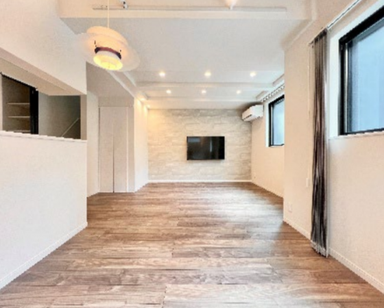 世田谷区、中古一戸建ての居間画像です