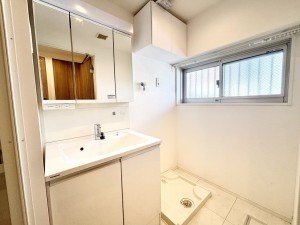 渋谷区鶯谷町、マンションの洗面画像です