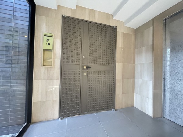 渋谷区神宮前、マンションの玄関画像です