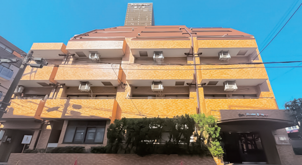 渋谷区幡ヶ谷、マンションの外観画像です