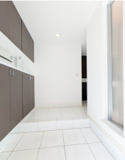 渋谷区代々木、中古一戸建ての玄関画像です