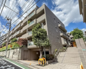 目黒区東山、マンションの外観画像です