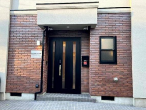 渋谷区代々木、中古一戸建ての玄関画像です
