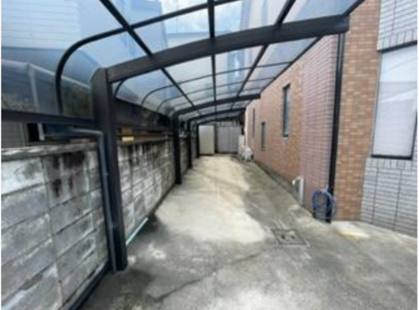阪南市下出、中古一戸建ての駐車場画像です