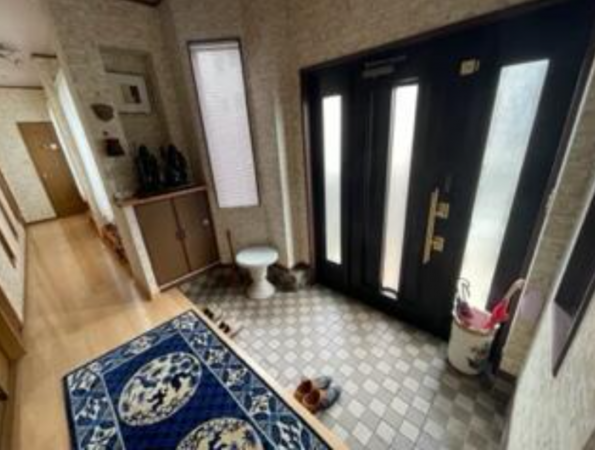 阪南市下出、中古一戸建ての玄関画像です