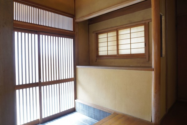 泉南市樽井、中古一戸建ての玄関画像です