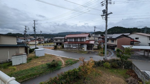 高山市花里町、中古一戸建ての前面道路を含む現地写真画像です