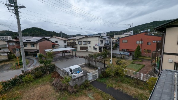 高山市花里町、中古一戸建ての前面道路を含む現地写真画像です