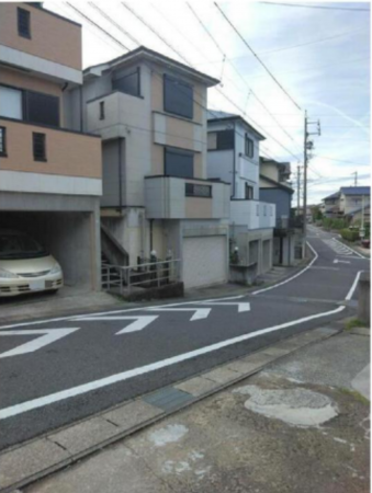 豊田市秋葉町、中古一戸建ての前面道路を含む現地写真画像です