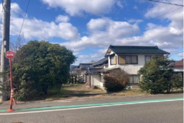 豊田市亀首町、土地の前面道路を含む現地写真画像です