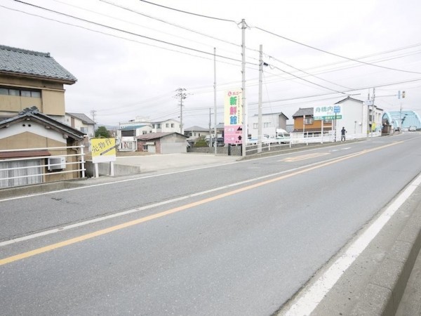 福井市舟橋町、土地の前面道路を含む現地写真画像です