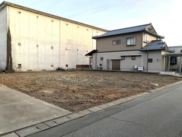 福井市三郎丸町、土地の前面道路を含む現地写真画像です