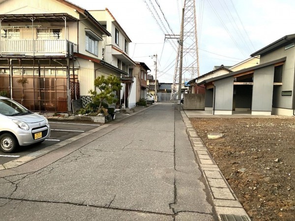 福井市三郎丸町、土地の前面道路を含む現地写真画像です