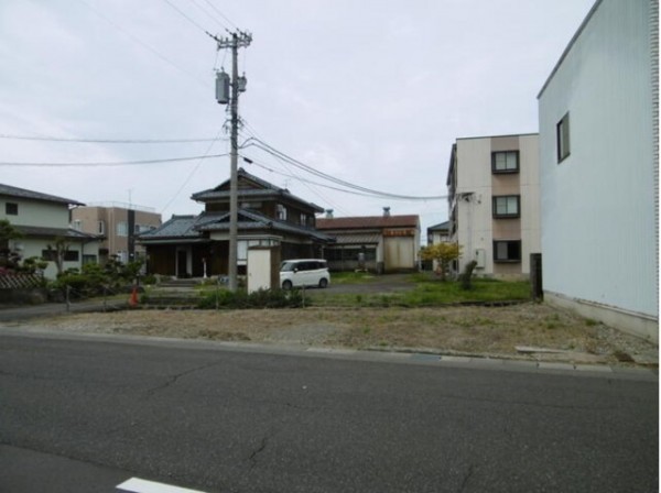 福井市下森田本町、土地の前面道路を含む現地写真画像です