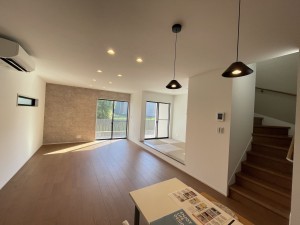 福井市上野本町、新築一戸建ての居間画像です