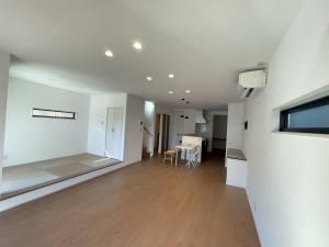 福井市上野本町、新築一戸建ての居間画像です