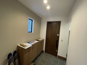 福井市上野本町、新築一戸建ての玄関画像です