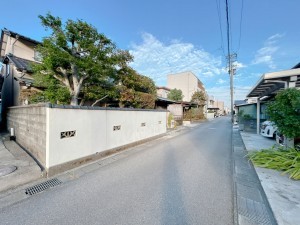 福井市新田塚、中古一戸建ての前面道路を含む現地写真画像です