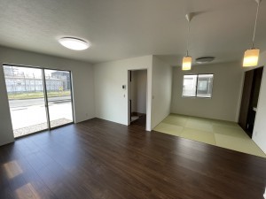 福井市舟橋黒竜、中古一戸建ての居間画像です