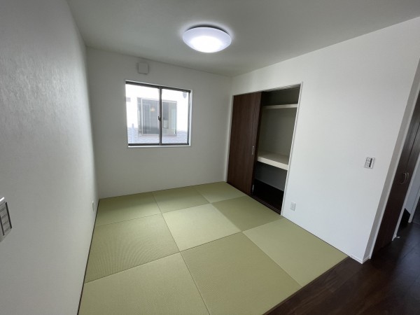 福井市舟橋黒竜、中古一戸建ての居間画像です