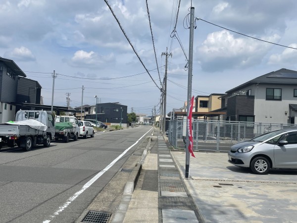 福井市舟橋黒竜、中古一戸建ての前面道路を含む現地写真画像です