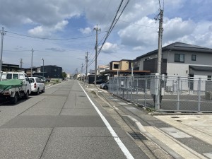 福井市舟橋黒竜、中古一戸建ての前面道路を含む現地写真画像です