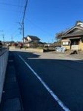 福井市上野本町、中古一戸建ての前面道路を含む現地写真画像です