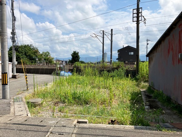 坂井市春江町江留上中央、土地の前面道路を含む現地写真画像です