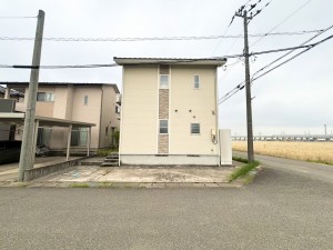 坂井市丸岡町北横地、中古一戸建ての前面道路を含む現地写真画像です