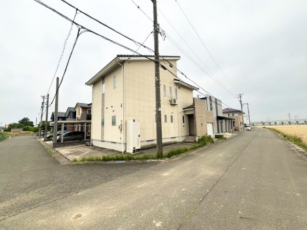 坂井市丸岡町北横地、中古一戸建ての前面道路を含む現地写真画像です