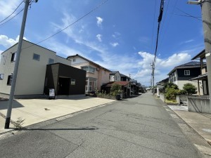 坂井市春江町中筋三ツ屋、中古一戸建ての前面道路を含む現地写真画像です