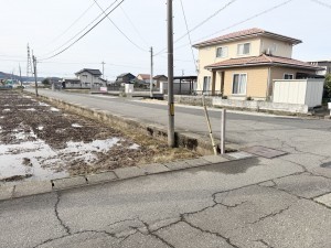 坂井市春江町針原、中古一戸建ての前面道路を含む現地写真画像です