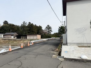 坂井市春江町針原、中古一戸建ての前面道路を含む現地写真画像です