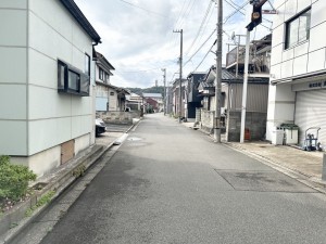 福井市西木田、中古一戸建ての前面道路を含む現地写真画像です