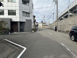 福井市西木田、中古一戸建ての前面道路を含む現地写真画像です