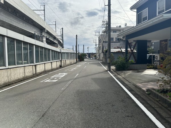 福井市西木田、中古一戸建ての前面道路を含む現地写真画像です